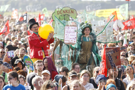 Großdemo 'Wald retten - Kohle stoppen' am Hambacher Wald
