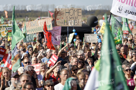Großdemo 'Wald retten - Kohle stoppen' am Hambacher Wald