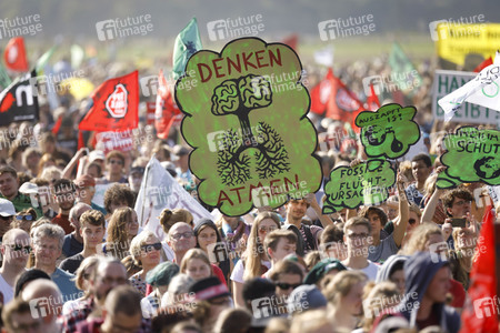 Großdemo 'Wald retten - Kohle stoppen' am Hambacher Wald