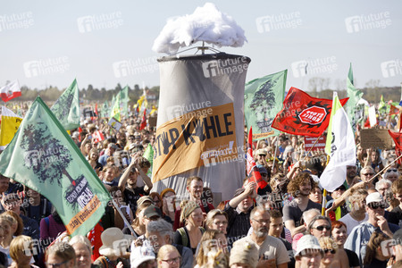 Großdemo 'Wald retten - Kohle stoppen' am Hambacher Wald