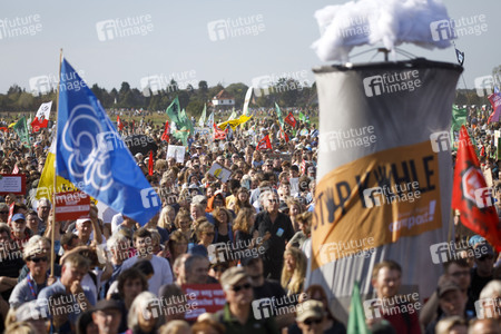 Großdemo 'Wald retten - Kohle stoppen' am Hambacher Wald