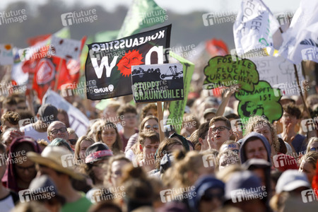 Großdemo 'Wald retten - Kohle stoppen' am Hambacher Wald