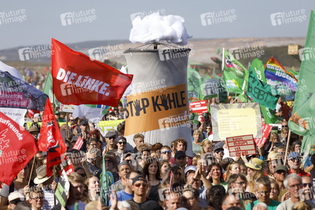 Großdemo 'Wald retten - Kohle stoppen' am Hambacher Wald
