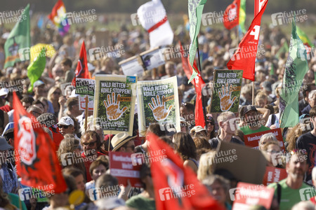 Großdemo 'Wald retten - Kohle stoppen' am Hambacher Wald