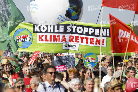 Großdemo 'Wald retten - Kohle stoppen' am Hambacher Wald