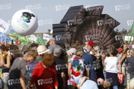 Großdemo 'Wald retten - Kohle stoppen' am Hambacher Wald
