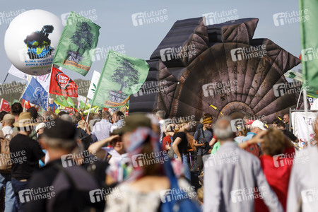 Großdemo 'Wald retten - Kohle stoppen' am Hambacher Wald