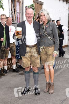 FC Bayern München Wiesnbesuch in Käfers Wiesn-Schänke auf dem Oktoberfest 2018 in München