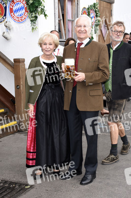 FC Bayern München Wiesnbesuch in Käfers Wiesn-Schänke auf dem Oktoberfest 2018 in München