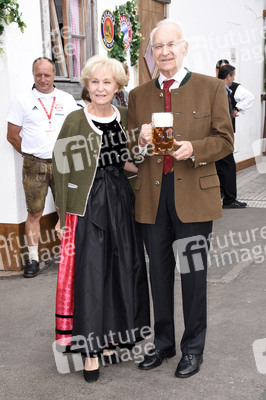 FC Bayern München Wiesnbesuch in Käfers Wiesn-Schänke auf dem Oktoberfest 2018 in München