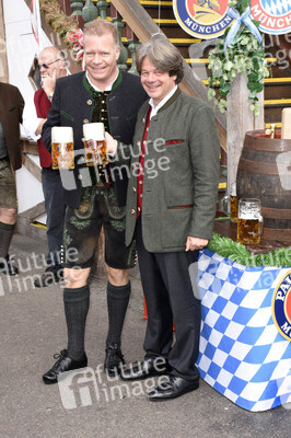 FC Bayern München Wiesnbesuch in Käfers Wiesn-Schänke auf dem Oktoberfest 2018 in München