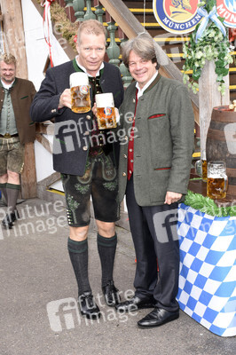 FC Bayern München Wiesnbesuch in Käfers Wiesn-Schänke auf dem Oktoberfest 2018 in München