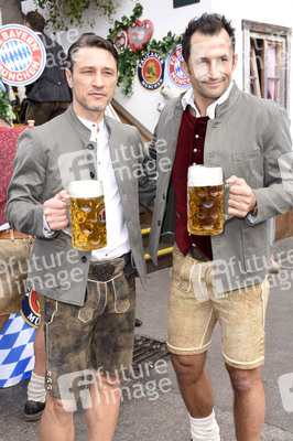 FC Bayern München Wiesnbesuch in Käfers Wiesn-Schänke auf dem Oktoberfest 2018 in München