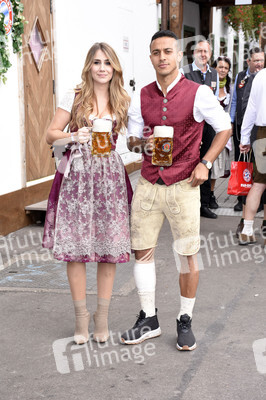 FC Bayern München Wiesnbesuch in Käfers Wiesn-Schänke auf dem Oktoberfest 2018 in München