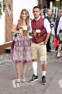 FC Bayern München Wiesnbesuch in Käfers Wiesn-Schänke auf dem Oktoberfest 2018 in München