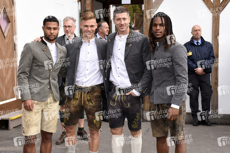 FC Bayern München Wiesnbesuch in Käfers Wiesn-Schänke auf dem Oktoberfest 2018 in München