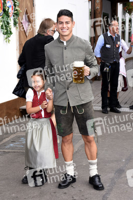 FC Bayern München Wiesnbesuch in Käfers Wiesn-Schänke auf dem Oktoberfest 2018 in München