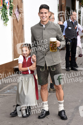 FC Bayern München Wiesnbesuch in Käfers Wiesn-Schänke auf dem Oktoberfest 2018 in München