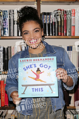 Autogrammstunde mit Laurie Hernandez in Huntington