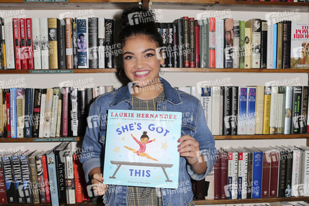 Autogrammstunde mit Laurie Hernandez in Huntington