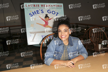 Autogrammstunde mit Laurie Hernandez in Huntington