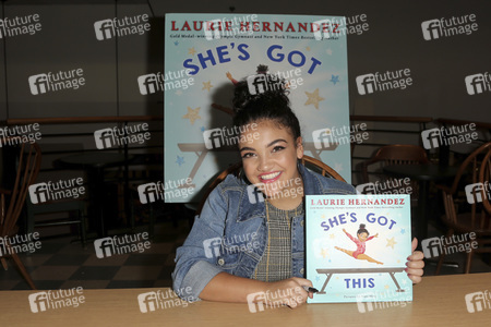 Autogrammstunde mit Laurie Hernandez in Huntington