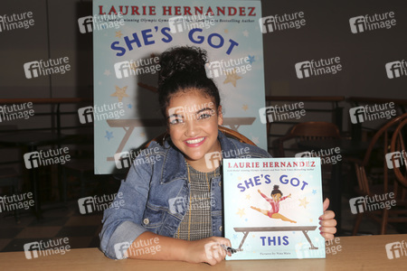 Autogrammstunde mit Laurie Hernandez in Huntington
