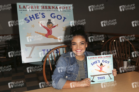 Autogrammstunde mit Laurie Hernandez in Huntington