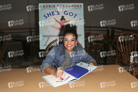 Autogrammstunde mit Laurie Hernandez in Huntington