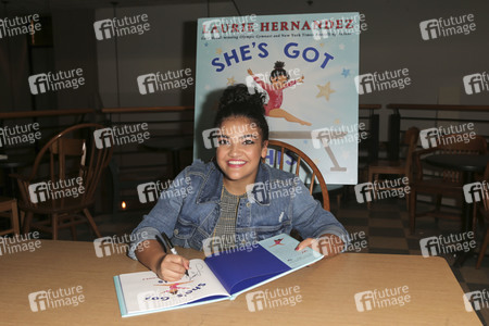 Autogrammstunde mit Laurie Hernandez in Huntington