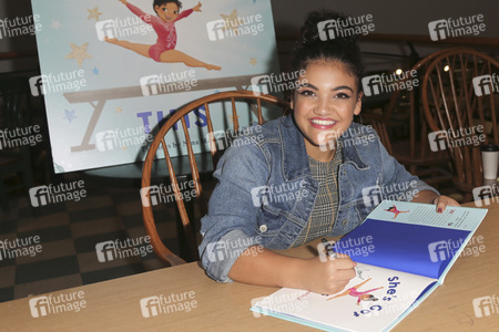 Autogrammstunde mit Laurie Hernandez in Huntington