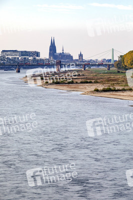 Niedrigwasser im Rhein in Köln