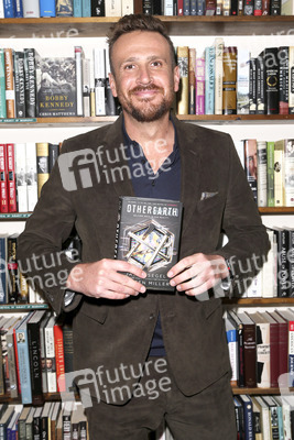 Buchsignierstunde mit Jason Segel und Kirsten Miller in Huntingston