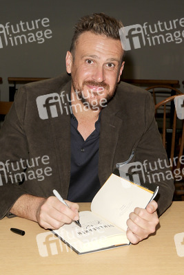Buchsignierstunde mit Jason Segel und Kirsten Miller in Huntingston