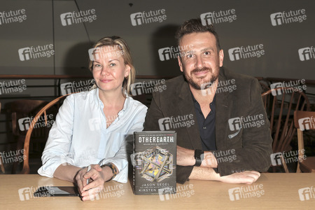 Buchsignierstunde mit Jason Segel und Kirsten Miller in Huntingston