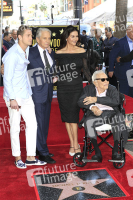 Michael Douglas erhält einen Stern auf dem Hollywood Walk of Fame in Los Angeles