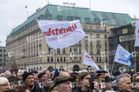Kundgebung 'Aufstehen für eine neue soziale Demokratie' in Berlin