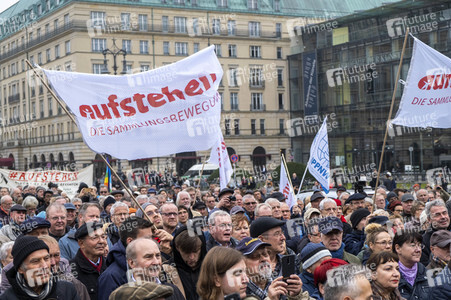 Kundgebung 'Aufstehen für eine neue soziale Demokratie' in Berlin
