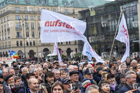 Kundgebung 'Aufstehen für eine neue soziale Demokratie' in Berlin