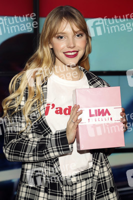 Autogrammstunde von Lina Larissa Strahl in Hamburg