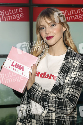 Autogrammstunde von Lina Larissa Strahl in Hamburg