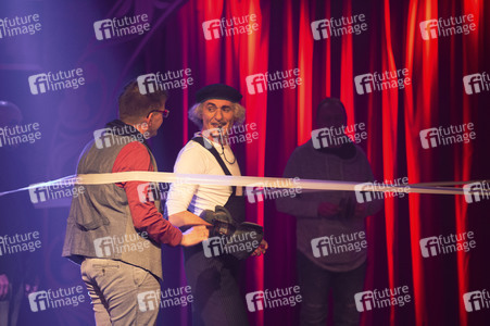 Premiere der Sarrasani Show 'Cirque FouFou' in Dresden