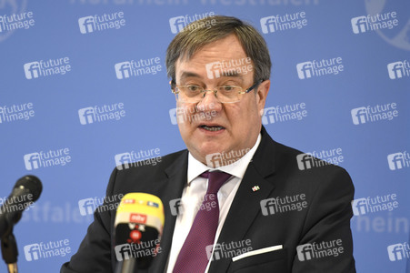 Bundesverdiestkreuz für Henning Krautmacher in Düsseldorf