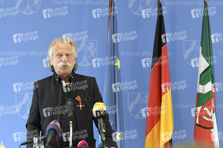 Bundesverdiestkreuz für Henning Krautmacher in Düsseldorf