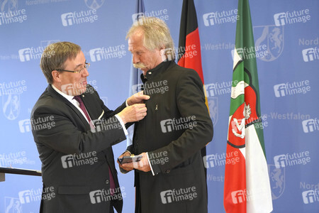 Bundesverdiestkreuz für Henning Krautmacher in Düsseldorf