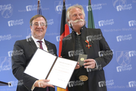 Bundesverdiestkreuz für Henning Krautmacher in Düsseldorf