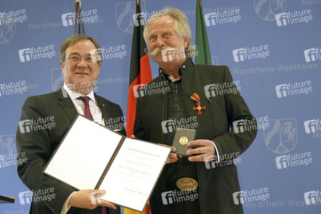 Bundesverdiestkreuz für Henning Krautmacher in Düsseldorf