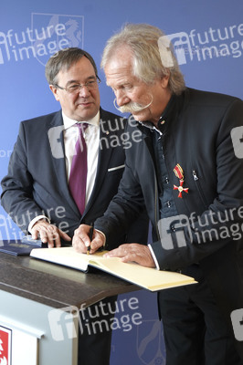 Bundesverdiestkreuz für Henning Krautmacher in Düsseldorf