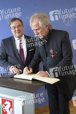 Bundesverdiestkreuz für Henning Krautmacher in Düsseldorf
