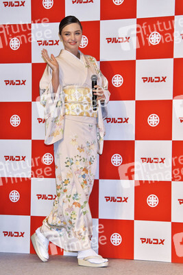 Miranda Kerr präsentiert Marukome Koji-amazake in Tokio